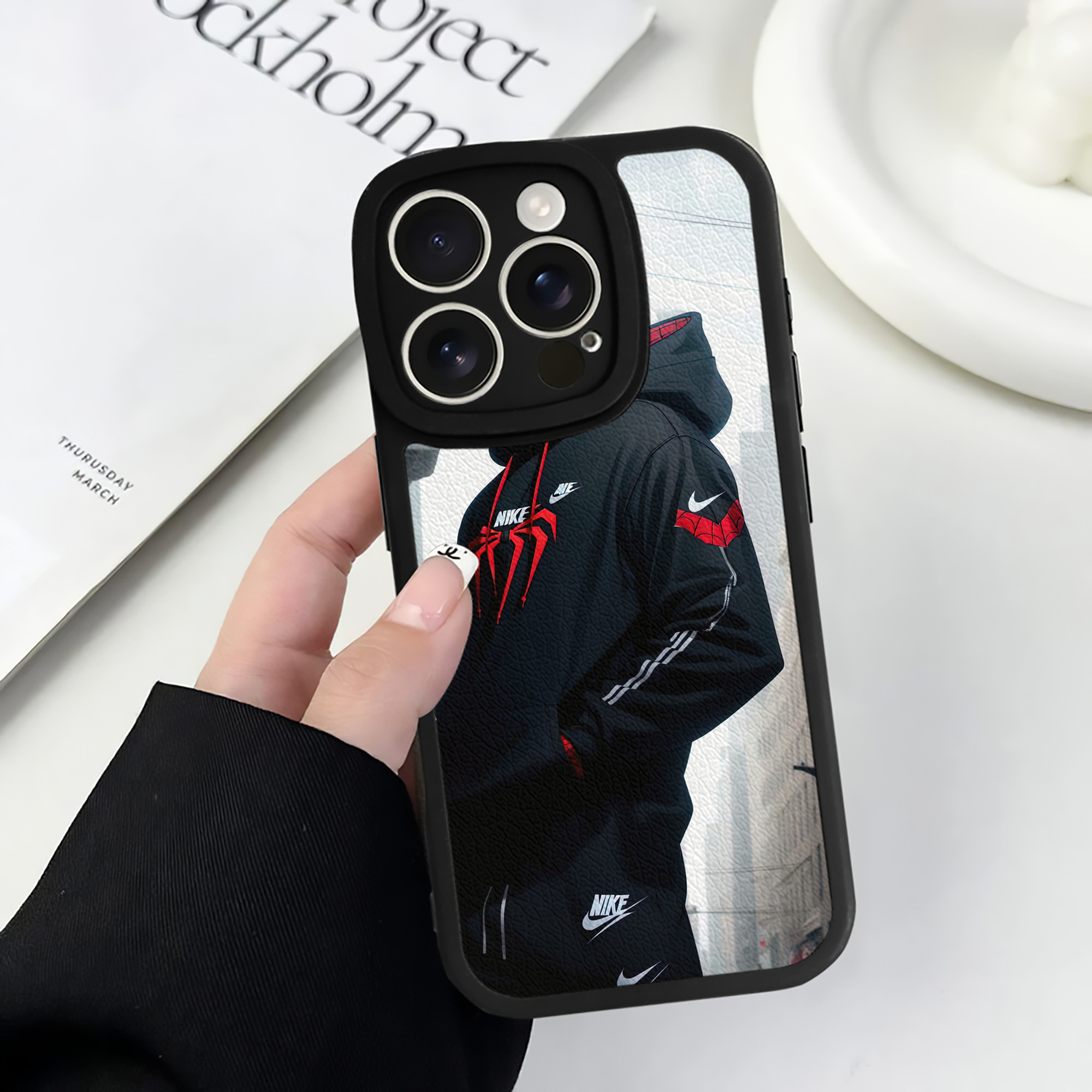 （画像用） Spider Man スパイダーマン 【iPhone 16シリーズ対応】シリコンスマホケース（レザー調） 材質：シリコン